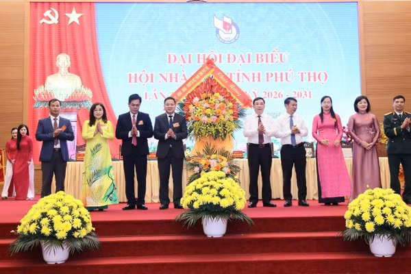 Lãnh đạo tỉnh Phú Thọ chúc mừng Đại hội.