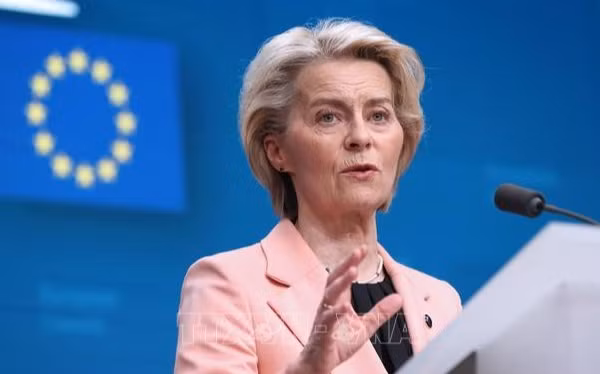 Chủ tịch Ủy ban châu Âu Ursula von der Leyen phát biểu tại cuộc họp báo ở Brussels, Bỉ. (Ảnh: THX/TTXVN)