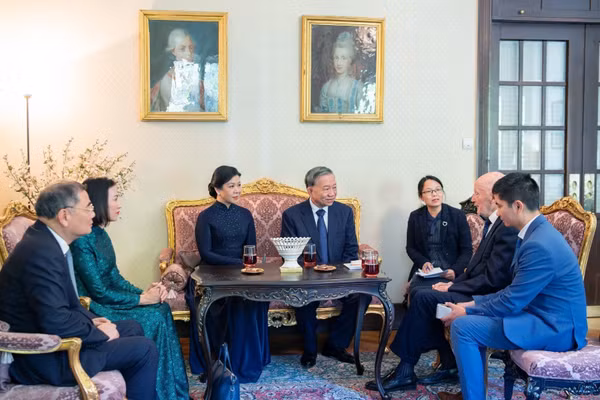 Tổng Bí thư Tô Lâm và Phu nhân gặp Cựu hoàng Simeon Saxe-Coburg-Gotha. (Ảnh: TTXVN phát)