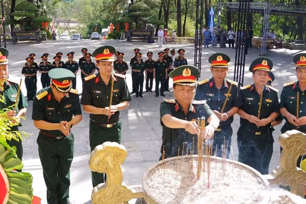 Trung tướng Hà Thọ Bình, Tư lệnh Quân khu 4 và đoàn công tác dâng hương tại Nghĩa trang liệt sĩ quốc gia Trường Sơn.