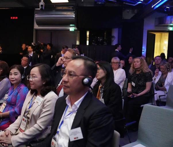 Doanh nhân Hồ Hồng cùng các đại biểu tại sự kiện đối thoại cấp cao ở Stockholm–Thụy Điển. Doanh nhân Hồ Hồng cùng các đại biểu tại sự kiện đối thoại cấp cao ở Stockholm–Thụy Điển.