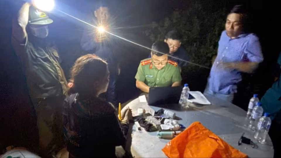 Lực lượng chức năng bắt giữ đối tượng và tang vật liên quan. (Ảnh: Công an tỉnh Quảng Ngãi cung cấp)