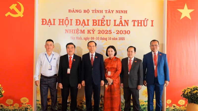 Đồng chí Nguyễn Văn Nên, Ủy viên Bộ Chính trị, Thường trực Tiểu ban Văn kiện Đại hội XIV của Đảng (thứ 3 từ trái sang phải) chụp ảnh cùng đại biểu.