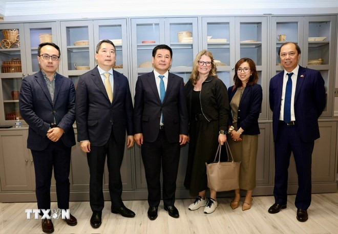 Bộ trưởng Công thương Nguyễn Hồng Diên tiếp và làm việc với Tập đoàn Walmart. (Ảnh: TTXVN) Bộ trưởng Công thương Nguyễn Hồng Diên tiếp và làm việc với Tập đoàn Walmart. (Ảnh: TTXVN)