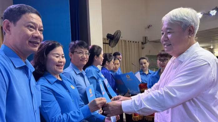 Ông Võ Khắc Thái, Chủ tịch Liên đoàn Lao động thành phố, trao quyết định kết thúc hoạt động Công đoàn cấp trên cơ sở. (Ảnh: HỒNG ĐÀO)