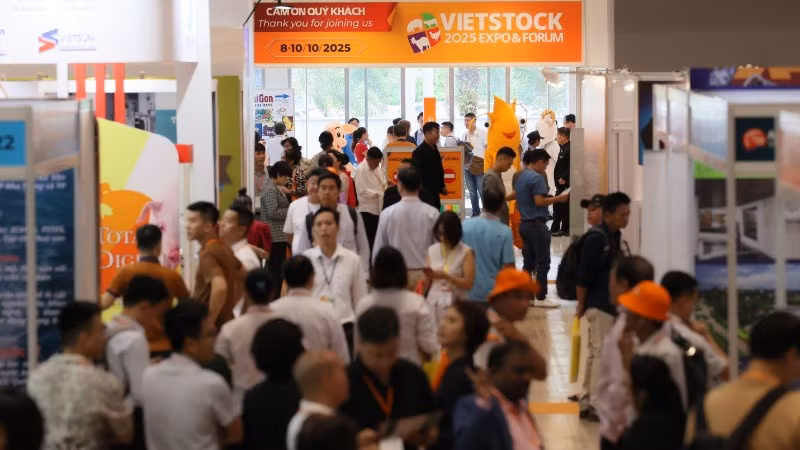 Đông đảo khách tham quan tham dự triển lãm Vietstock 2024.