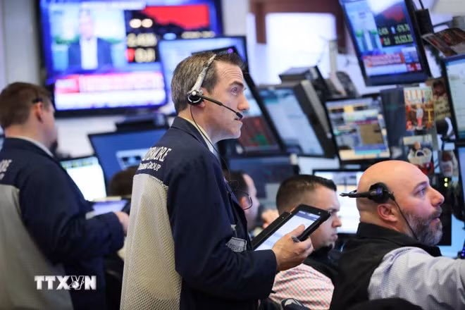 Giao dịch viên tại sàn chứng khoán New York, Mỹ. (Ảnh: THX/TTXVN)