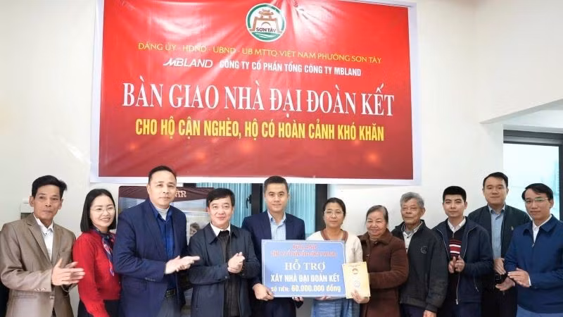 Đại diện Đảng ủy, Ủy ban Mặt trận Tổ quốc phường Sơn Tây (Hà Nội) bàn giao nhà đại đoàn kết cho hộ có hoàn cảnh khó khăn.