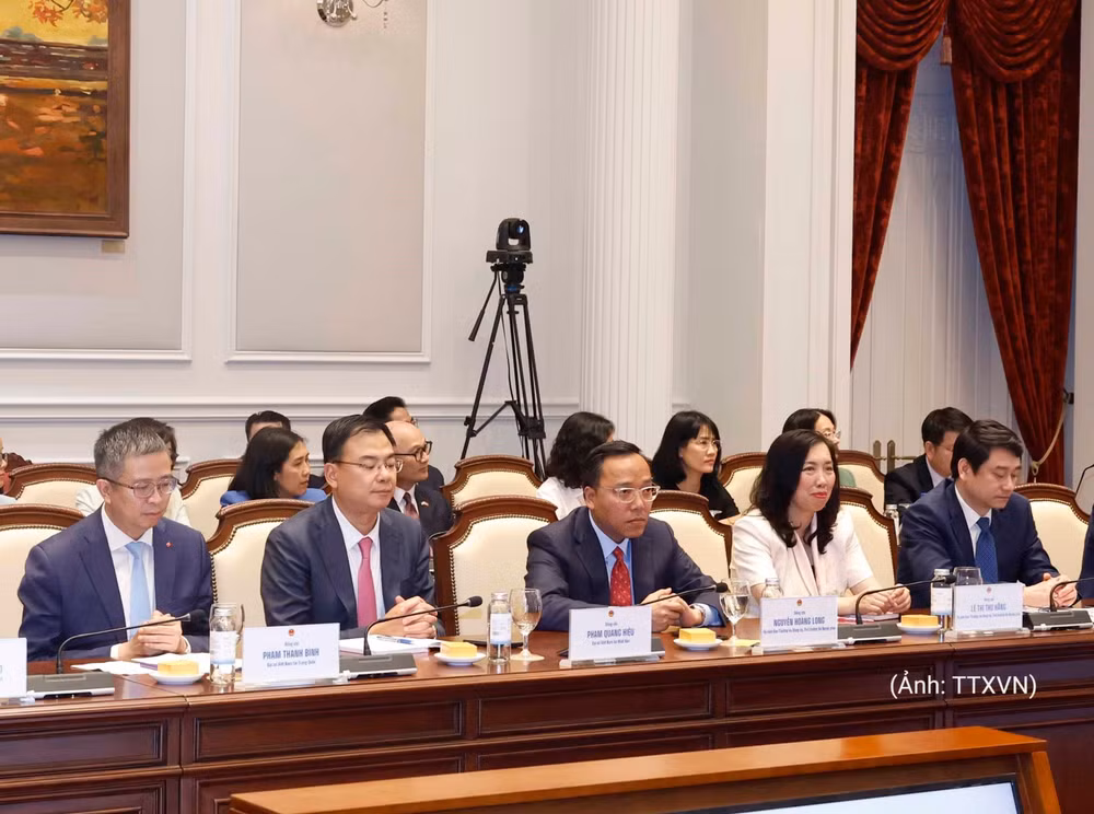 vna-potal-tong-bi-thu-chu-tich-nuoc-to-lam-chu-tri-buoi-lam-viec-voi-tap-the-ban-thuong-vu-dang-uy-bo-ngoai-giao-va-cac-dong-chi-truong-doan-co-quan-d-8926088-1213-5944-940.jpg