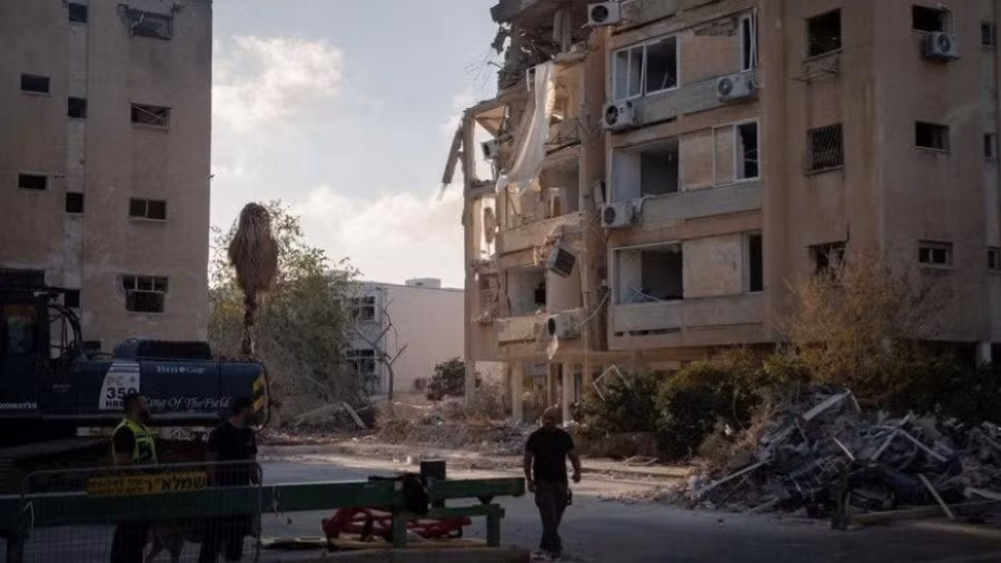 Tòa nhà gần Tel Aviv, Israel bị hư hại do tên lửa. (Ảnh: TÂN HOA XÃ)