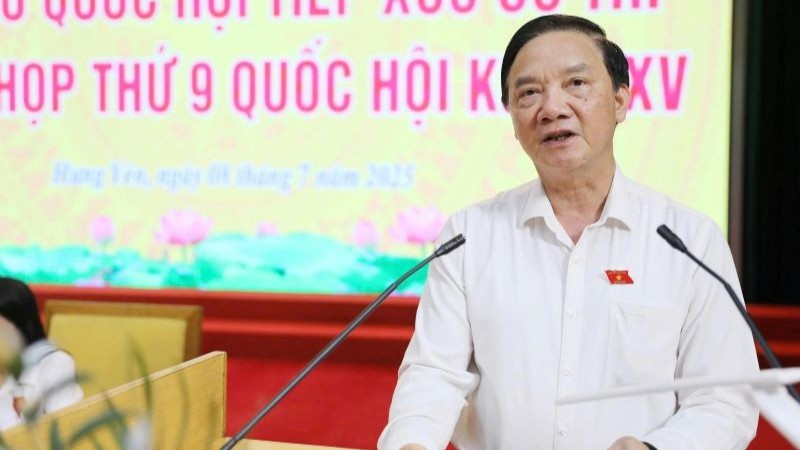Phó Chủ tịch Quốc hội Nguyễn Khắc Định phát biểu tại buổi tiếp xúc cử tri tỉnh Hưng Yên.