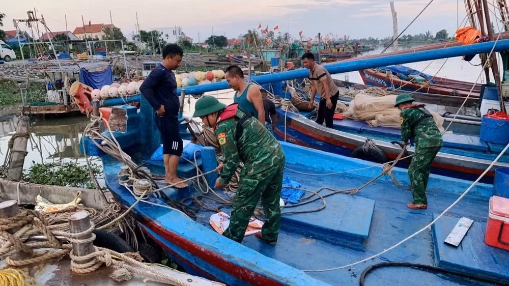Bộ đội Biên phòng thành phố Hải Phòng cùng người dân tích cực phòng chống bão.