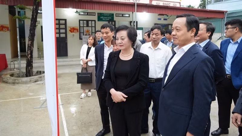 Phó Thủ tướng Chính phủ Phạm Thị Thanh Trà và thành viên đoàn công tác kiểm tra công tác chuẩn bị bầu cử tại xã Thanh An, tỉnh Điện Biên.
