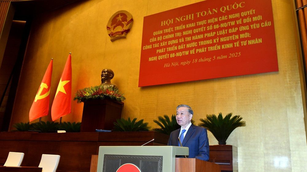 Tổng Bí thư Tô Lâm phát biểu chỉ đạo Hội nghị toàn quốc quán triệt, triển khai thực hiện Nghị quyết số 66-NQ/TW và Nghị quyết số 68-NQ/TW của Bộ Chính trị, ngày 18/5. (Ảnh: ĐĂNG KHOA)