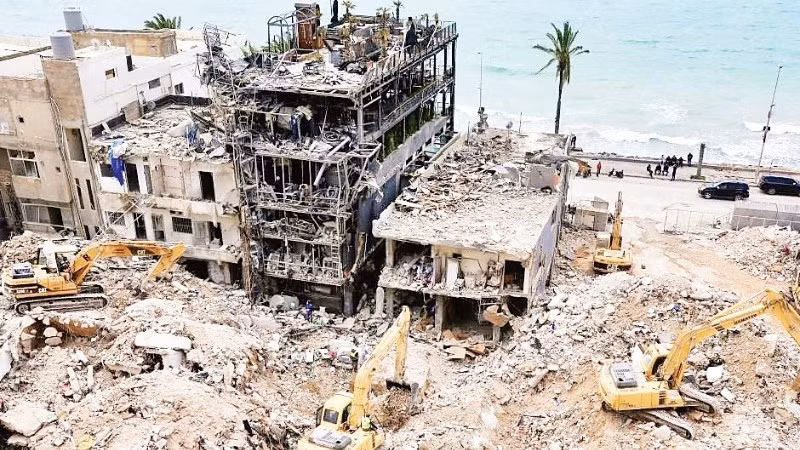 Lực lượng cứu hộ tìm kiếm nạn nhân sau vụ không kích tại Liban. (Ảnh: TÂN HOA XÃ)