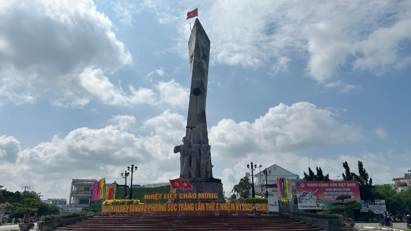 Tượng đài đoàn kết các dân tộc tại trung tâm phường Sóc Trăng. soc-trang-9555.jpg