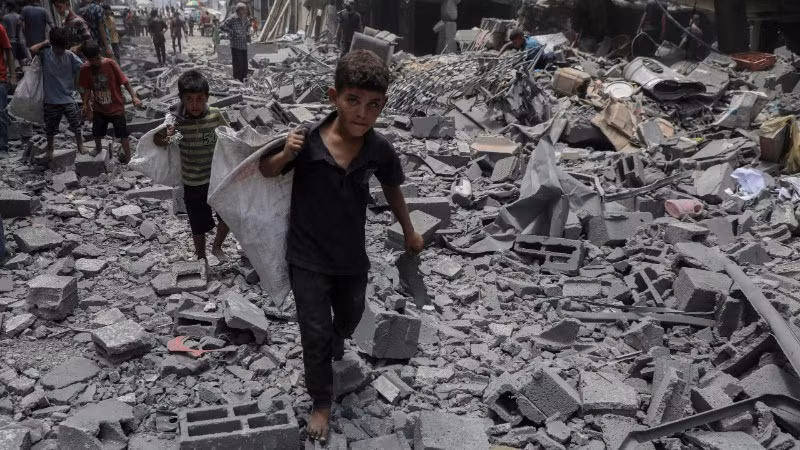 Cảnh đổ nát sau cuộc không kích của Israel xuống phía tây thành phố Gaza (Ảnh: TÂN HOA XÃ)