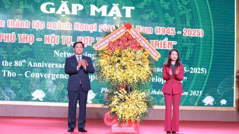 Thứ trưởng Ngoại giao Nguyễn Minh Hằng chúc mừng tỉnh Phú Thọ.
