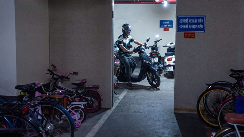 Khu vực để xe máy điện, xe đạp điện tại hầm chung cư tại Hà Nội. (Ảnh: THẾ BẰNG) 29f896266cb5daeb83a4-3651.jpg