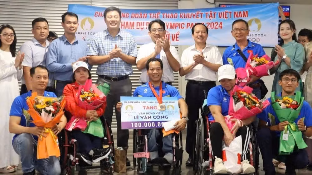 Lãnh đạo Sở Văn hóa và Thể thao Thành phố Hồ Chí Minh đón lực sĩ Lê Văn Công đoạt Huy chương đồng Paralympic Paris 2024.
