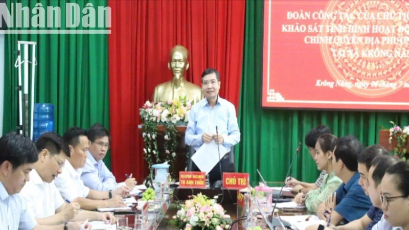 Chủ tịch Ủy ban nhân dân tỉnh Đắk Lắk Tạ Anh Tuấn phát biểu tại buổi làm việc với Ủy ban nhân dân xã Krông Năng.