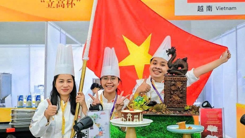 Nguyễn Hữu Thiên Ân (ngoài cùng bên phải) tại cuộc thi Asian Pastry Young Chefs năm 2024 tại Trung Quốc. (Ảnh NVCC)