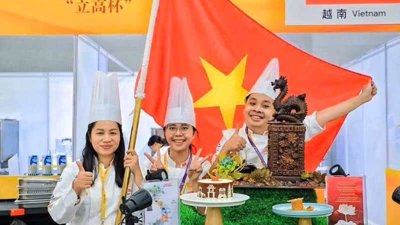 Nguyễn Hữu Thiên Ân (ngoài cùng bên phải) tại cuộc thi Asian Pastry Young Chefs năm 2024 tại Trung Quốc. (Ảnh NVCC)