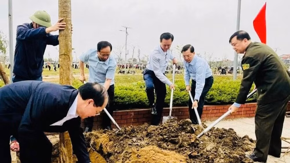 Đồng chí Bí thư Tỉnh ủy Hà Tĩnh cùng đông đảo các tầng lớp nhân dân trên địa bàn phường Sông Trí tham gia trồng cây xanh, góp phần cải tạo cảnh quan môi trường.