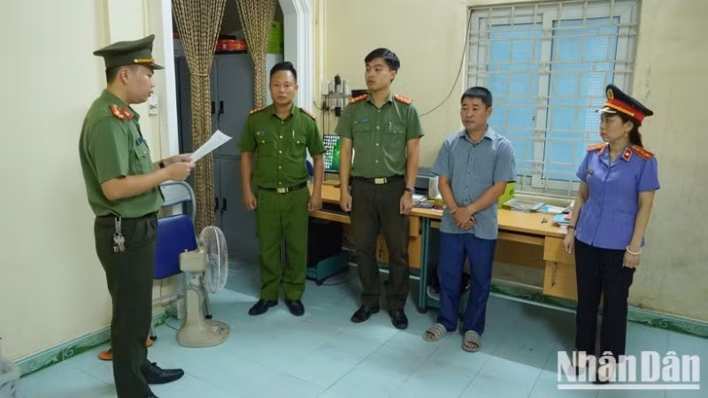 Cơ quan An ninh điều tra thi hành quyết định khởi tố bị can và lệnh bắt tạm giam đối với Nguyễn Khương Hoàng về tội “Trốn thuế”.