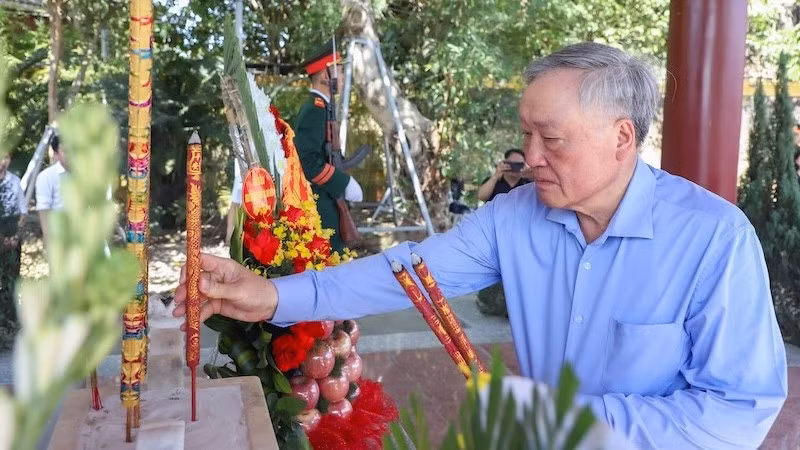 Đồng chí Nguyễn Hòa Bình, nguyên Ủy viên Bộ Chính trị, nguyên Phó Thủ tướng Thường trực Chính phủ dâng hương tại Di tích chiến thắng Đồn Lệ Sơn.