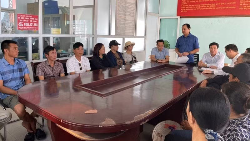 Cục trưởng Cục Thủy sản và Kiểm ngư Trần Đình Luân kiểm tra công tác chống khai thác IUU và thăm hỏi bà con ngư dân tại cảng cá Cái Rồng, đặc khu Vân Đồn, tỉnh Quảng Ninh. (Ảnh: LÊ QUÂN)