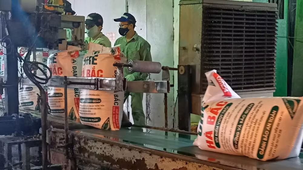 Sản xuất phân bón tại Công ty cổ phần Phân đạm và Hóa chất Hà Bắc.