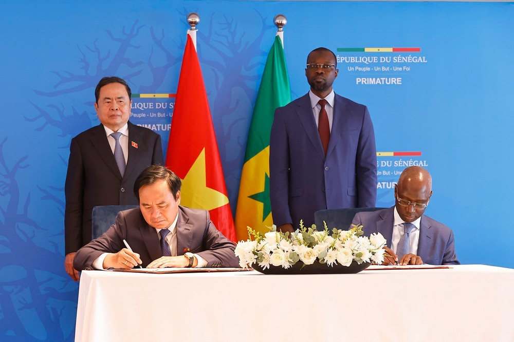 Chủ tịch Quốc hội Trần Thanh Mẫn và Thủ tướng Senegal Ousmane Sonko chứng kiến Bộ Nông nghiệp và Môi trường Việt Nam và Bộ Nông nghiệp và Chủ quyền lương thực và Chăn nuôi Senegal ký kết Bản ghi nhớ về hợp tác trong lĩnh vực nông nghiệp. (Ảnh: TTXVN) vna-potal-chu-tich-quoc-hoi-va-thu-tuong-senegal-chung-kien-bo-nganh-dia-phuong-2-nuoc-ky-ket-hop-tac-8168252.jpg