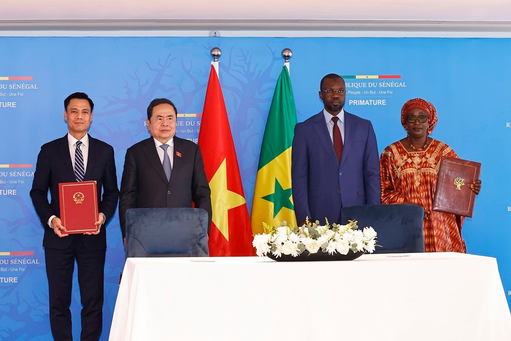 Chủ tịch Quốc hội Trần Thanh Mẫn và Thủ tướng Senegal Ousmane Sonko chứng kiến Bộ Ngoại giao Việt Nam và Bộ Hội nhập châu Phi và Ngoại giao Senegal ký kết Bản ghi nhớ về hợp tác. (Ảnh: TTXVN) vna-potal-chu-tich-quoc-hoi-va-thu-tuong-senegal-chung-kien-bo-nganh-dia-phuong-2-nuoc-ky-ket-hop-tac-8168244.jpg