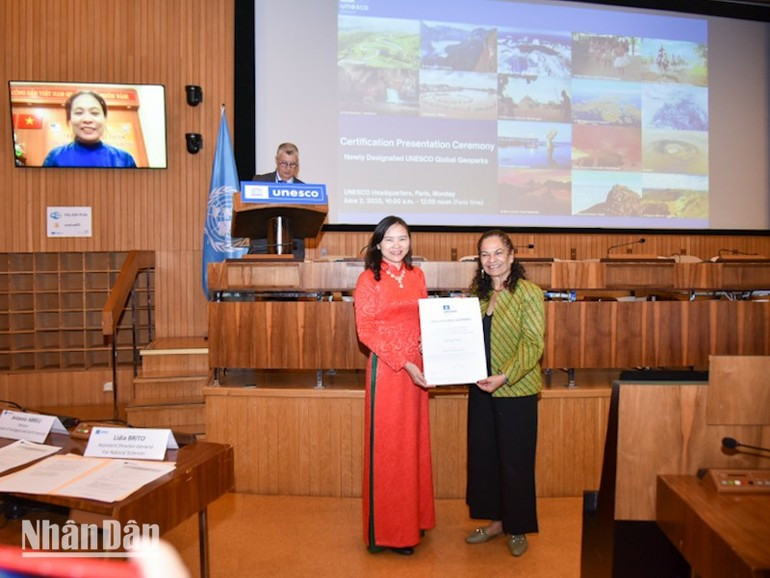 Bà Lidia Brito, Trợ lý Tổng Giám đốc UNESCO phụ trách Khoa học tự nhiên, trao Bằng công nhận cho Đại sứ Nguyễn Thị Vân Anh. (Ảnh: MINH DUY) cv.jpg