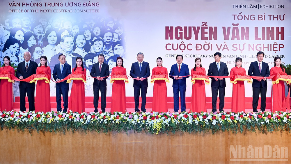 Tổng Bí thư Tô Lâm, các đồng chí lãnh đạo Đảng, Nhà nước và các đại biểu cắt băng khai mạc Triển lãm “Tổng Bí thư Nguyễn Văn Linh - Cuộc đời và sự nghiệp”. (Ảnh: ĐĂNG KHOA) 