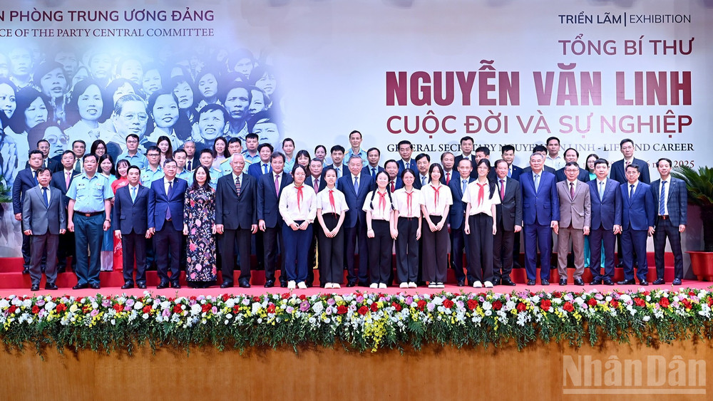 Tổng Bí thư Tô Lâm và các đồng chí lãnh đạo Đảng, Nhà nước và các đại biểu dự Lễ khai mạc Triển lãm “Tổng Bí thư Nguyễn Văn Linh - Cuộc đời và sự nghiệp”. (Ảnh ĐĂNG KHOA) ndo_br_a3-bnd-0754-2558.jpg