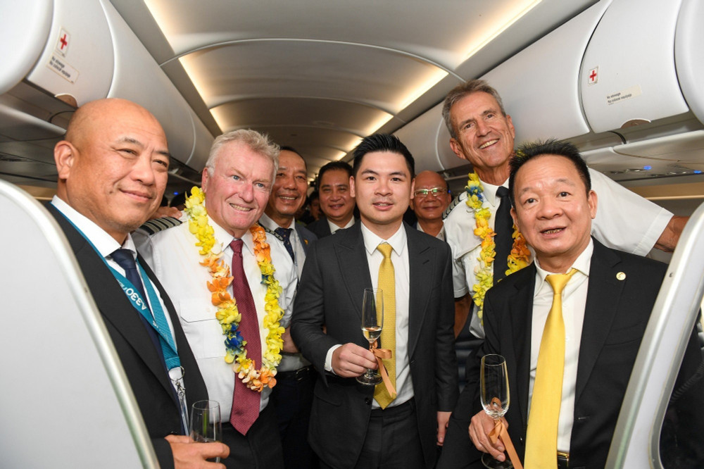 Các đại biểu chúc mừng tổ bay của Airbus A321. anh-3.jpg