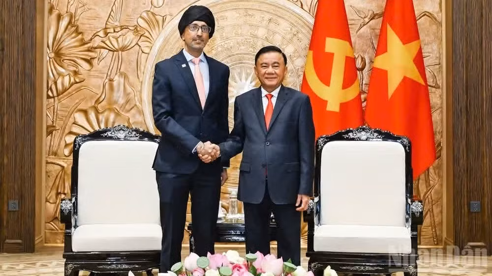 Thường trực Ban Bí thư Trần Cẩm Tú chúc mừng Đại sứ Rajpal Singh nhận nhiệm vụ tại Việt Nam. (Ảnh: DUY LINH)