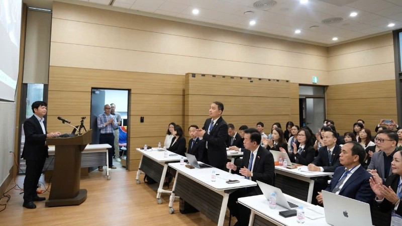 Nhiều nội dung tư vấn, giải đáp pháp lý được các luật sư, cán bộ Đại sứ quán Việt Nam tại Hàn Quốc giải thích cho kiều bào. (Ảnh Đoàn Luật sư thành phố Hà Nội)