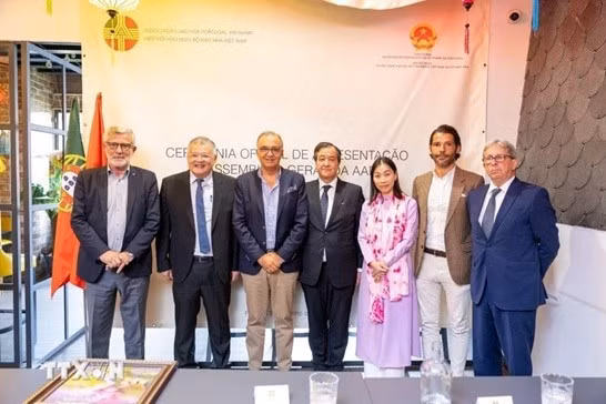 Đại biện Đại sứ quán Việt Nam tại Bồ Đào Nha Nguyễn Mạnh Thắng chụp ảnh lưu niệm với lãnh đạo Hội hữu nghị Bồ Đào Nha-Việt Nam. (Ảnh: TTXVN)