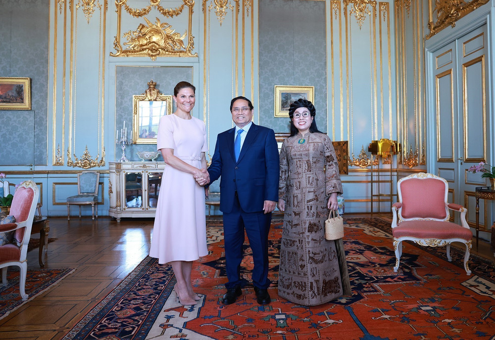 Thủ tướng Phạm Minh Chính và Phu nhân Lê Thị Bích Trân chào xã giao Công chúa Kế vị Victoria Ingrid Alice Désirée. (Ảnh: TTXVN)