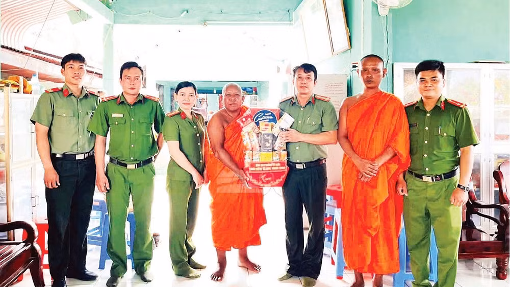 Cán bộ, chiến sĩ Công an phường Tô Châu, tỉnh An Giang, trao quà tặng đại diện chùa ở địa phương nhân dịp Tết cổ truyền Chôl Chnăm Thmây. (Ảnh: VĂN HẬU)