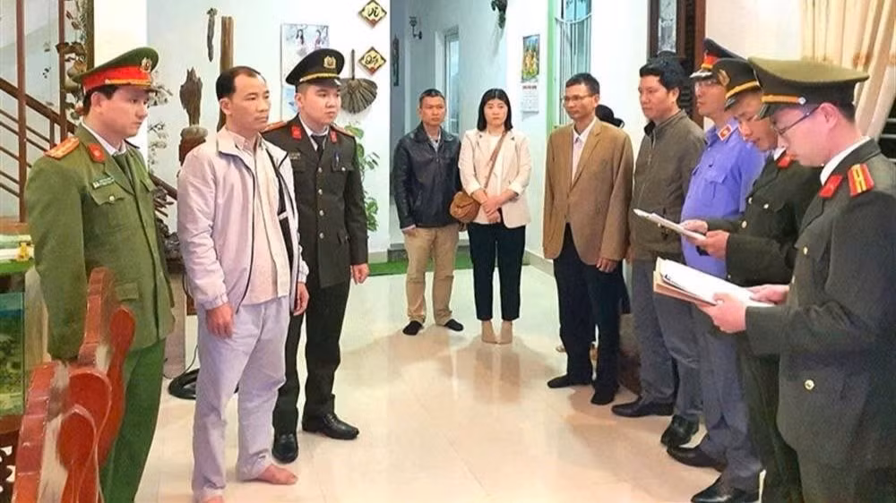 Cơ quan An ninh điều tra Công an thành phố Huế tống đạt quyết định khởi tố vụ án, khởi tố bị can, lệnh bắt bị can để tạm giam đối với Nguyễn Xuân Bình. (Ảnh: Bộ Công an)