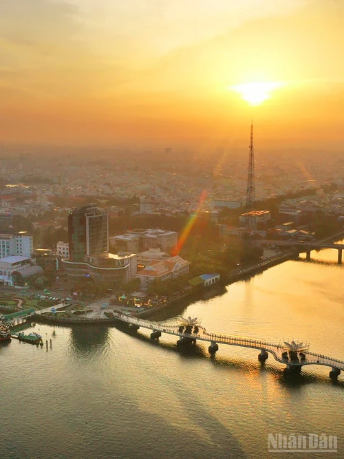 Chiều vàng trên Bến Ninh Kiều.