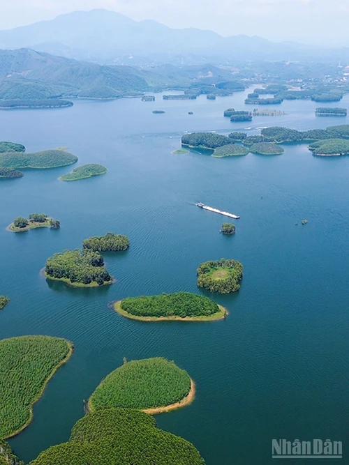 Với trên 1.300 hòn đảo lớn nhỏ, hồ Thác Bà được ví như Vịnh Hạ Long trên núi, sẽ trở thành khu trung tâm du lịch xanh của vùng Tây Bắc.