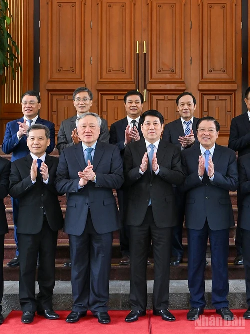 Chủ tịch nước Lương Cường với các đại biểu tại phiên họp.