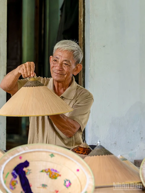 Ông Đỗ Văn Lan 78 tuổi, là người cao tuổi nhất hằng ngày vẫn trực tiếp sản xuất nón ngựa nổi tiếng lừng lẫy trong làng Phú Gia, xã Xuân An, tỉnh Gia Lai. Gia đình ông Lan hiện đang có bộ sưu tập gồm 18 chiếc chóp bạc, trong đó có 8 chiếc cổ và 10 chiếc cách tân mới nghiên cứu làm được.