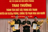 Thiếu tướng Đỗ Ngọc Cảnh trao thưởng cho tập thể có thành tích xuất sắc trong đấu tranh Chuyên án VL825p phòng, chống tội phạm mua bán người.