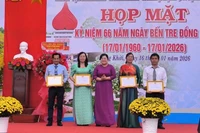 Đại biểu tham dự buổi họp mặt trao giấy khen cho các tập thể, cá nhân có thành tích trong tổ chức họp mặt kỷ niệm 66 năm Ngày Bến Tre Đồng Khởi.